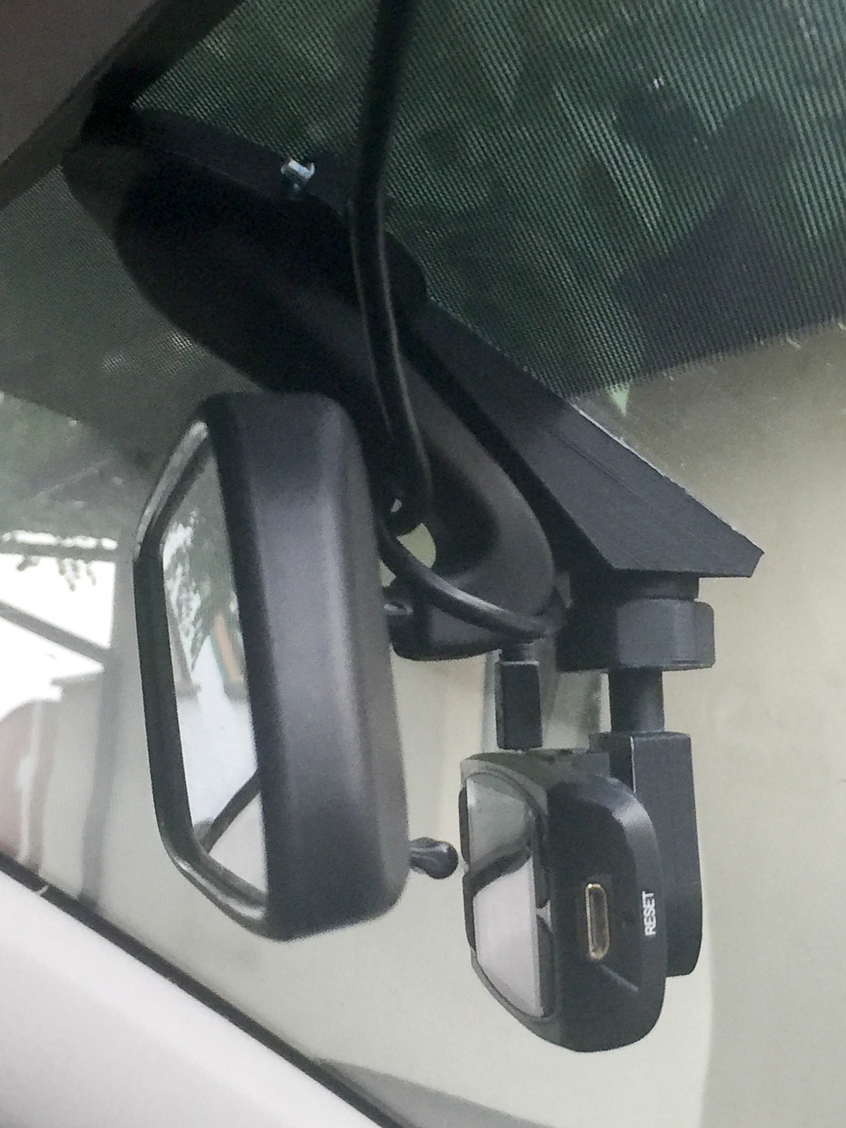 G1WH-custom-dashcam-mount-in-2009-Subaru-Legacy